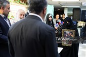تقدیر از خانواد معظم شهدا در مراسم رونمایی از یادمان شهدای دبستان شجره طیبه میناب در دانشگاه  آزاد تهران مرکزی 