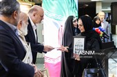 تقدیر از خانواد معظم شهدا در مراسم رونمایی از یادمان شهدای دبستان شجره طیبه میناب در دانشگاه  آزاد تهران مرکزی
