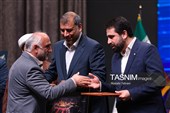 تقدیر از خانواده های معظم شهدا توسط سیدمحمدامین آقامیری در حاشیه نشست خبری دبیر شورای عالی و رئیس مرکز ملی فضای مجازی