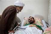 دیدار اعضای دفتر حفظ و نشر آثار رهبر شهید با جانباز جنگ رمضان