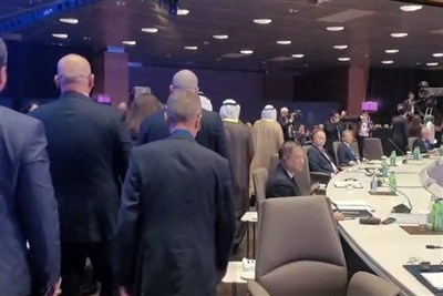 Иранская делегация покидает конференц-зал CICA во время выступления президента Израиля