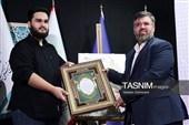 تقدیر از فرزند شهید امیرعلی حاجی‌زاده فرمانده نیروی هوافضای سپاه پاسداران انقلاب اسلامی