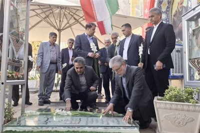 ادای احترام وزیر علوم به شهید سلیمانی در آغاز سفر به کرمان