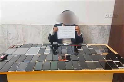 ناکامی متهم در خروج از مرز با 74 دستگاه تلفن همراه سرقتی