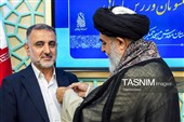 اهدای نشان خادمی افتخاری جمکران به رئیس فدراسیون ورزش‌های زورخانه‌ای