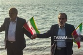تشکیل زنجیره‌ انسانی در جوار ساحل جزیره هرمز