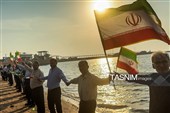 تشکیل زنجیره‌ انسانی در جوار ساحل جزیره هرمز