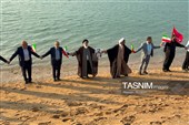 تشکیل زنجیره‌ انسانی در جوار ساحل جزیره هرمز