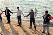 تشکیل زنجیره‌ انسانی در جوار ساحل جزیره هرمز