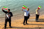 تشکیل زنجیره‌ انسانی در جوار ساحل جزیره هرمز