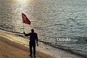 تشکیل زنجیره‌ انسانی در جوار ساحل جزیره هرمز