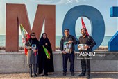 تشکیل زنجیره‌ انسانی در جوار ساحل جزیره هرمز