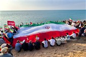 تشکیل زنجیره‌ انسانی در جوار ساحل جزیره هرمز