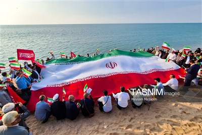تشکیل زنجیره‌ انسانی در جوار ساحل جزیره هرمز