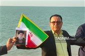 تشکیل زنجیره‌ انسانی در جوار ساحل جزیره هرمز