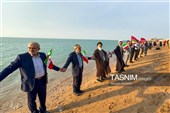 تشکیل سلسلة بشریة على شواطئ جزیرة هرمز