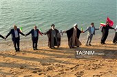 تشکیل سلسلة بشریة على شواطئ جزیرة هرمز