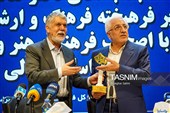 سیدعباس صالحی  وزیر فرهنگ و ارشاد اسلامی و بهمن نوری، استاندار خراسان شمالی  در نشست صمیمی با اصحاب فرهنگ و رسانه خراسان شمالی