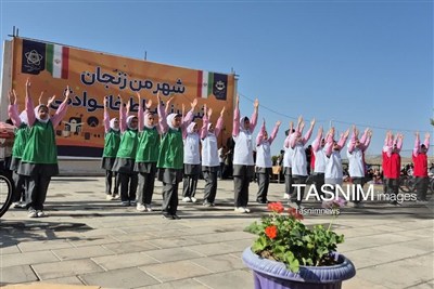 پیاده‌روی خانوادگی در زنجان