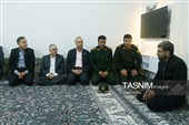 دیدار سید محسن صادقی، استاندار زنجان با خانواده شهید محمد مهدی اکبری، از شهدای جنگ 40 روزه