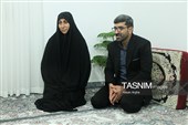 دیدار سید محسن صادقی، استاندار زنجان با خانواده شهید محمد مهدی اکبری، از شهدای جنگ 40 روزه
