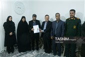 دیدار سید محسن صادقی، استاندار زنجان با خانواده شهید محمد مهدی اکبری، از شهدای جنگ 40 روزه