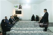 دیدار سید محسن صادقی، استاندار زنجان با خانواده شهید محمد مهدی اکبری، از شهدای جنگ 40 روزه