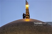 تعویض پرچم حرم امام رضا علیه‌السلام به مناسبت شهادت حضرت زهرا سلام‌الله علیها 