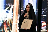 تقدیم جایزه برنده بهترین مستند جشنواره فیلم کوتاه تهران به رهبر شهید