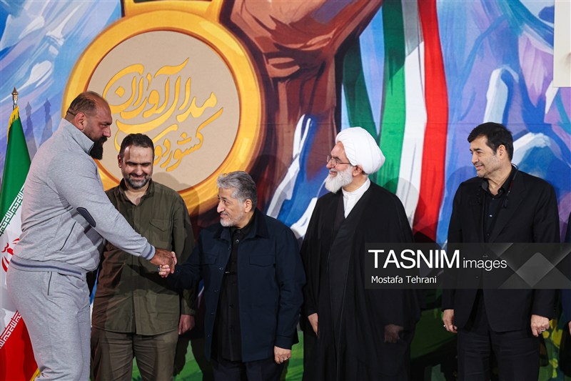 اهدای مدال‌های قهرمانان علمی و ورزشی به رهبر شهید انقلاب