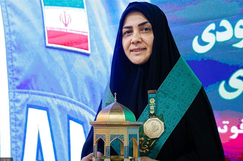 اهدای مدال طلای آمنه محمودی به موزه آستان قدس رضوی