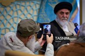 مراسم اهدای نشان خادمی به عکاسان در مسجد مقدس جمکران