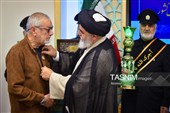 مراسم اهدای نشان خادمی به عکاسان در مسجد مقدس جمکران