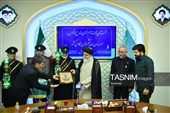 مراسم اهدای نشان خادمی به عکاسان در مسجد مقدس جمکران