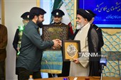 مراسم اهدای نشان خادمی به عکاسان در مسجد مقدس جمکران