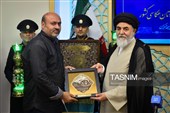 مراسم اهدای نشان خادمی به عکاسان در مسجد مقدس جمکران