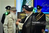 مراسم اهدای نشان خادمی به عکاسان در مسجد مقدس جمکران