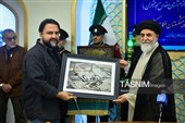 مراسم اهدای نشان خادمی به عکاسان در مسجد مقدس جمکران