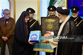 مراسم اهدای نشان خادمی به عکاسان در مسجد مقدس جمکران