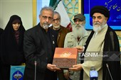مراسم اهدای نشان خادمی به عکاسان در مسجد مقدس جمکران