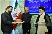 مراسم اهدای نشان خادمی به عکاسان در مسجد مقدس جمکران