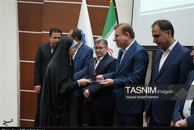 تجلیل از برگزیدگان نهمین دوره جایزه امیدآفرین استان بوشهر+تصویر